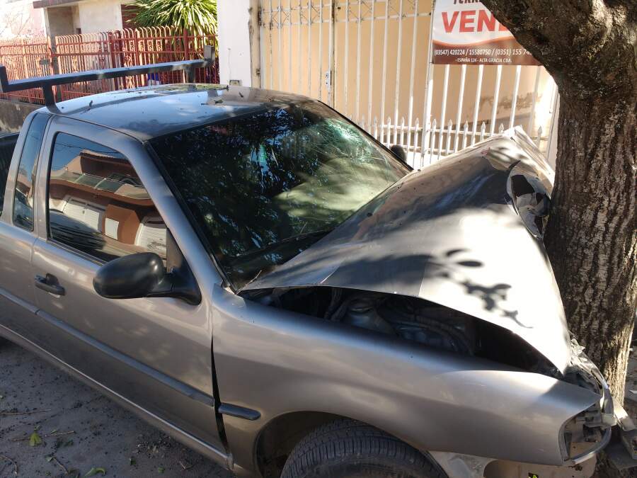 IMG 20170723 135411886 - Joven impactó contra un árbol en barrio Sur