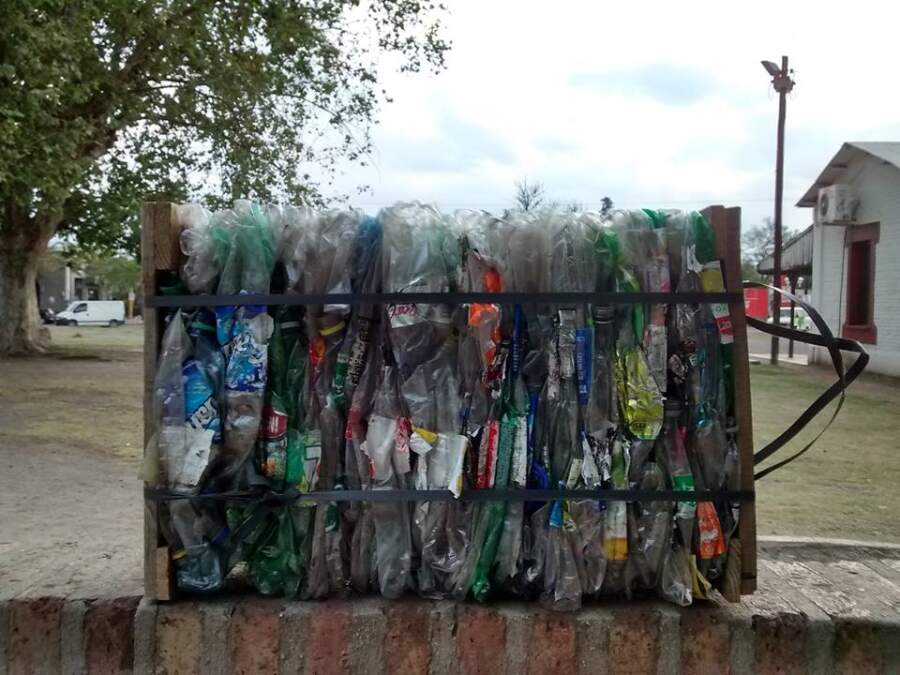 botellas prensadas - Salsipuedes: Terminan casa prototipo con ladrillos ecológicos