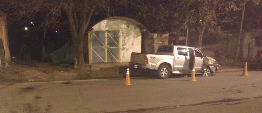 camioneta cervantes C - Se metieron al patio de una vivienda y los frenó el árbol