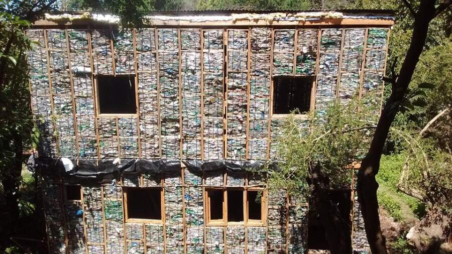 Salsipuedes: Terminan casa prototipo con ladrillos ecológicos casa botellas daniela salsipuedes - Salsipuedes: Terminan casa prototipo con ladrillos ecológicos