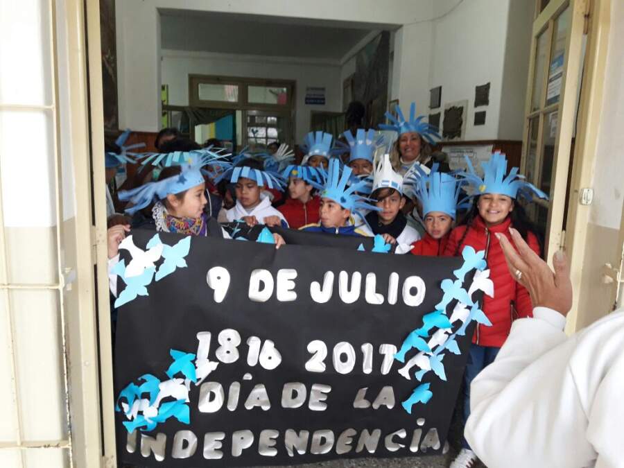 desfile republica italiana - Inclusión: En la escuela República Italiana cantaron el himno en la lengua de señas