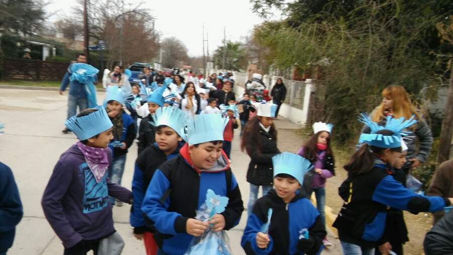 desfile republica italiana cerca escuela - Inclusión: En la escuela República Italiana cantaron el himno en la lengua de señas
