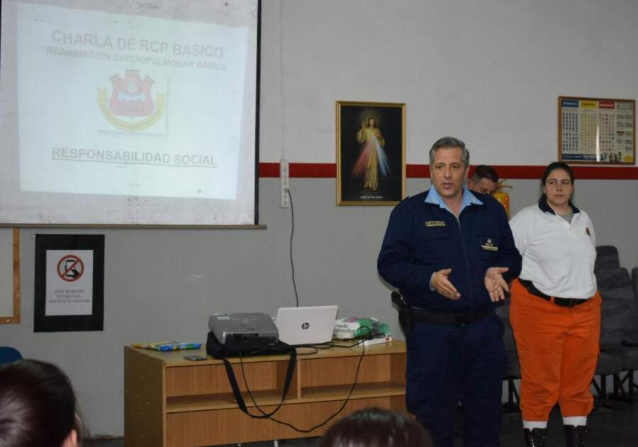 Bomberos capacitaron a la policía en RCP rcp polack bombera c - Bomberos capacitaron a la policía en RCP