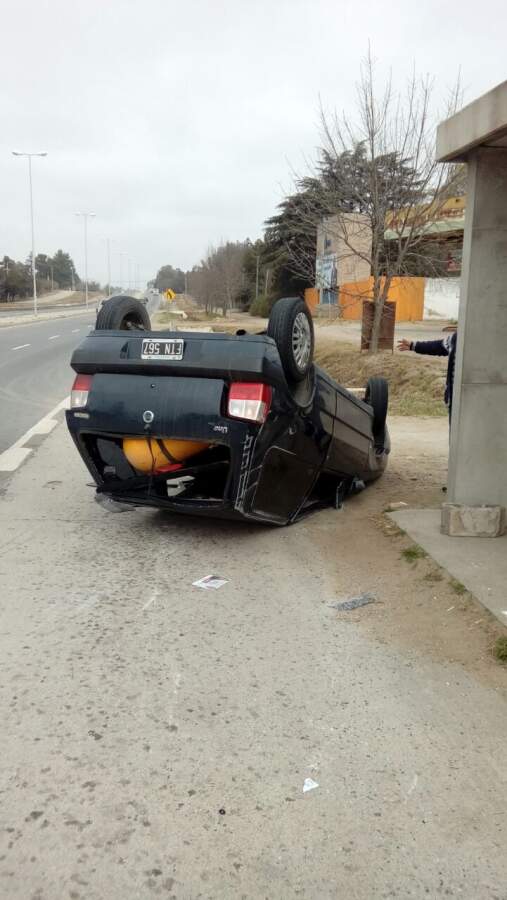 accidente santa ana - Santa Ana: Un automóvil volcó sobre la autovía número 5