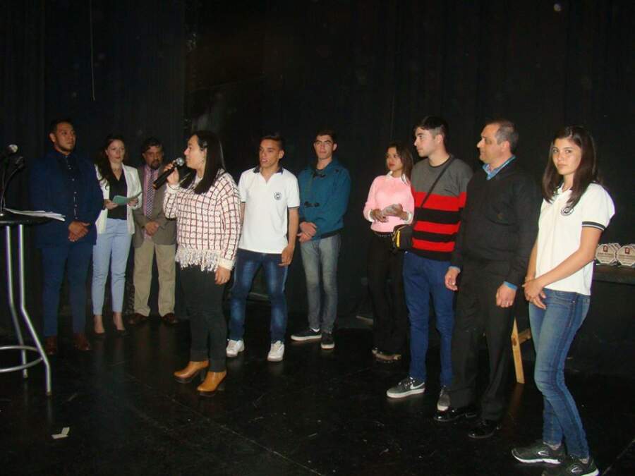 entrega premios ipem 97 - Alumnos del IPEM 97 recibieron un premio por la radio escolar