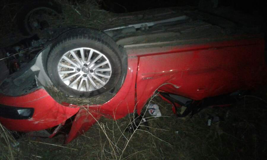 gol trend tumbado - Un auto tumbó en la Ruta C-45