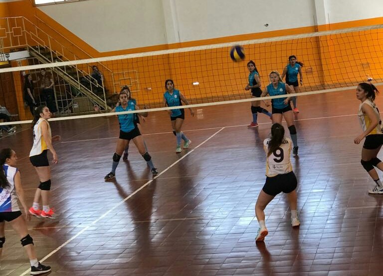 voley femenino - Vóley femenino: Las chicas recibieron a Belgrano de Córdoba