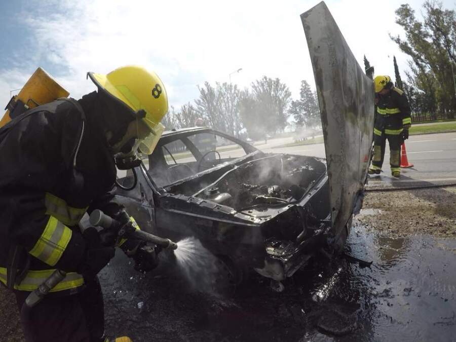 incendio clio ruta 5 - Se incendió un vehículo en Ruta 5