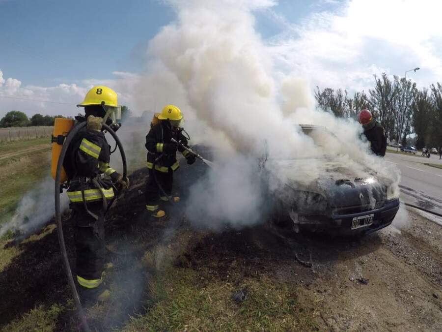 incendio renault clio ruta 5 - Se incendió un vehículo en Ruta 5