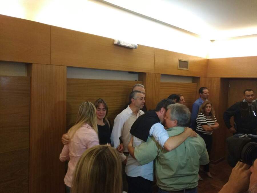 paco garcia familiares abrazo - Néstor García: "Estamos conformes con la sentencia, en parte"