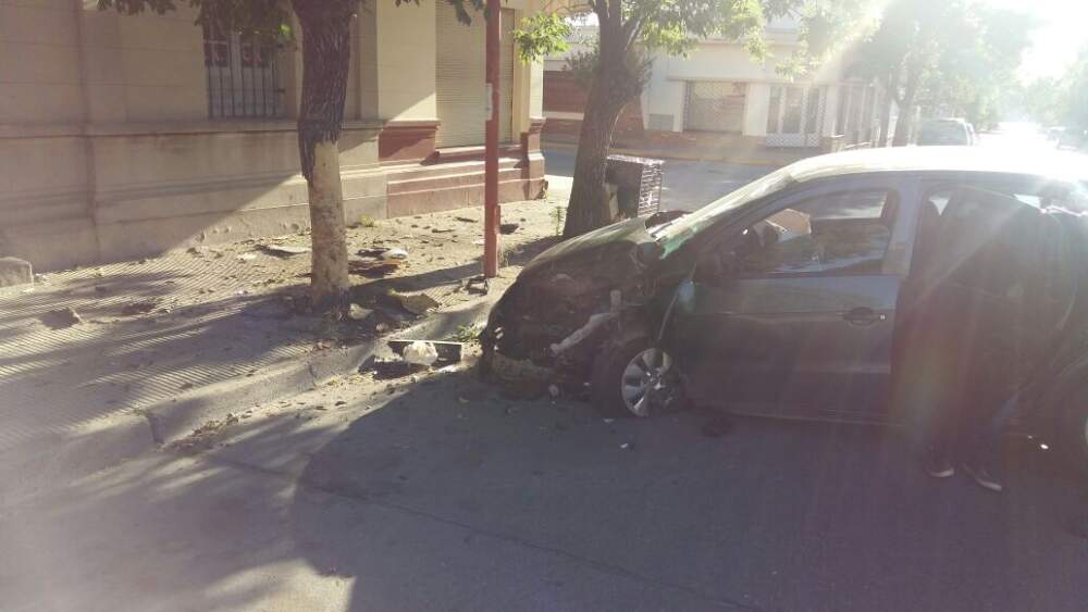 IMG 20171120 WA0001 - Dos autos, en dos accidentes diferentes, impactaron contra un árbol