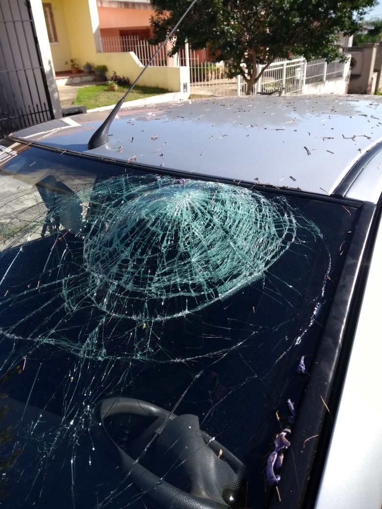 IMG 20171120 WA0005 - Dos autos, en dos accidentes diferentes, impactaron contra un árbol