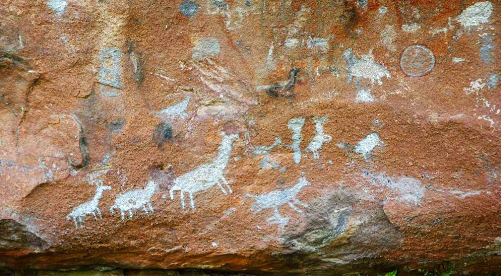 Llamas y un jinete representados en la piedra - Cerro Colorado: ​localidad arqueológica de Córdoba