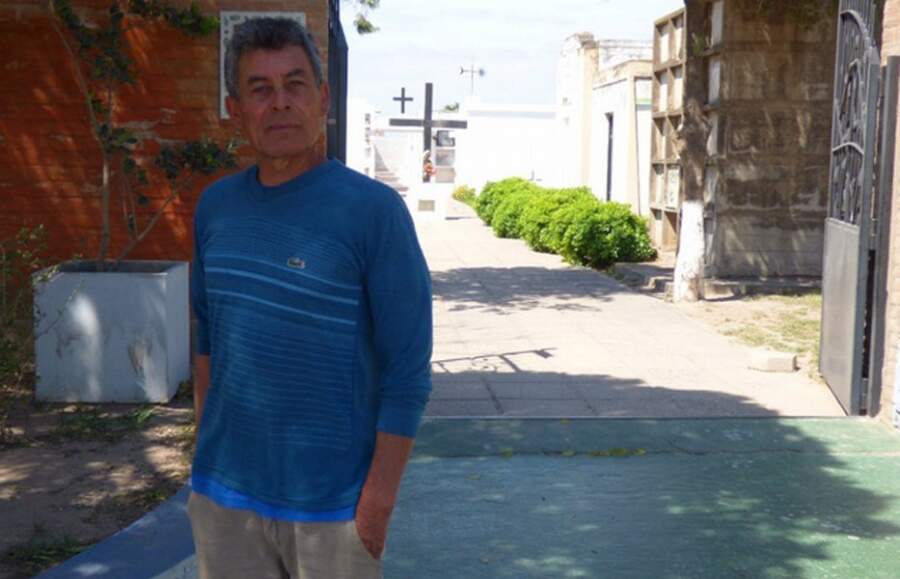 cuidador cementeriio juarez celman - Veneran a un bebé fallecido como a un santo milagroso