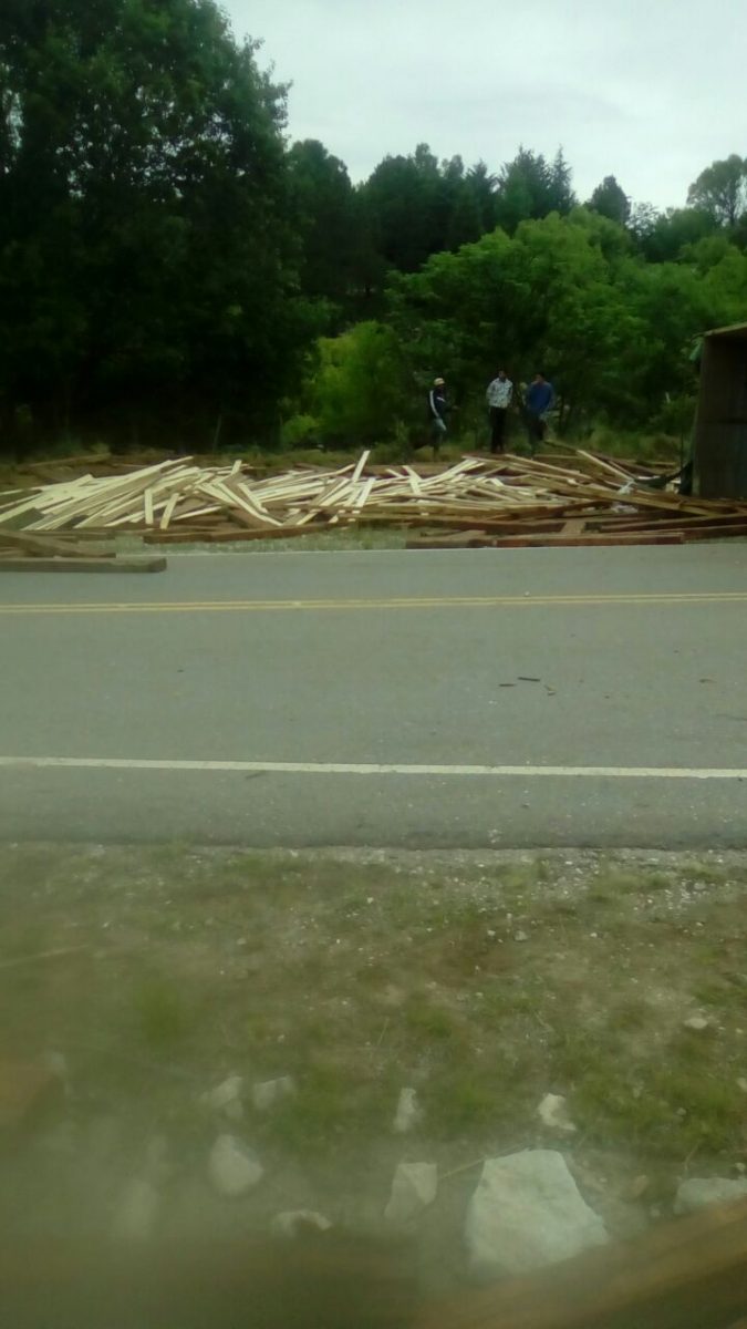 Tumbó un camión con acoplado en Potrero de Garay IMG 20171204 WA0039 - Tumbó un camión con acoplado en Potrero de Garay