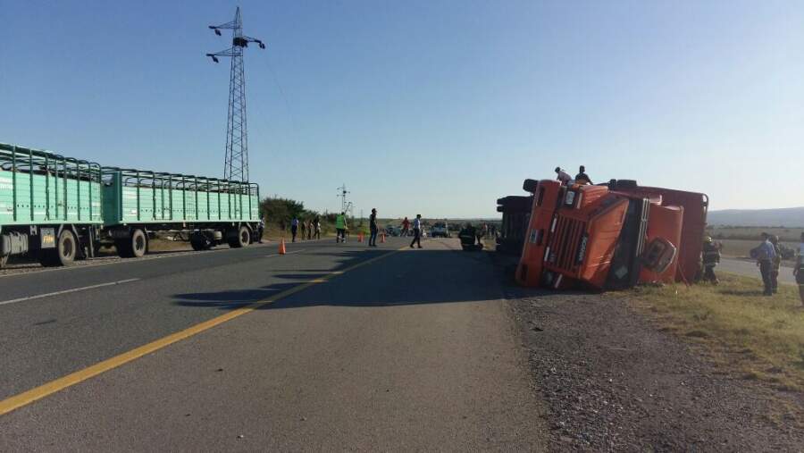 camion volcado lejos - Tumbó un camión que transportaba ganado vacuno