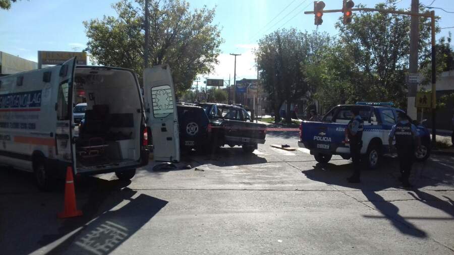 accidente cuyo y libertador DSM - Dos camionetas colisionaron en Libertador y Cuyo
