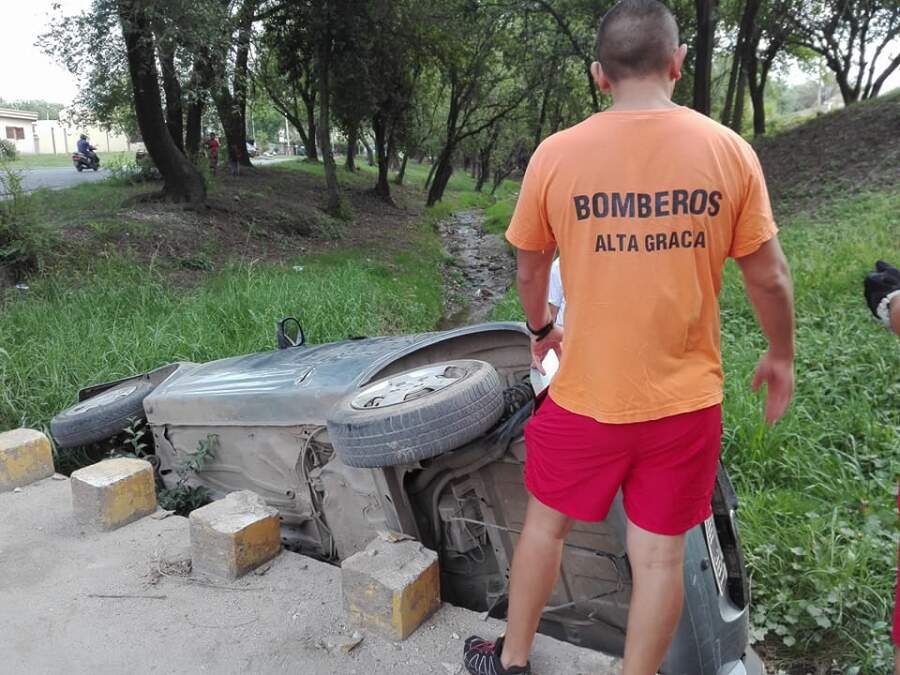 auto volcado puente santa cruz - Cayó con su auto al arroyo Santa Cruz por un descuido