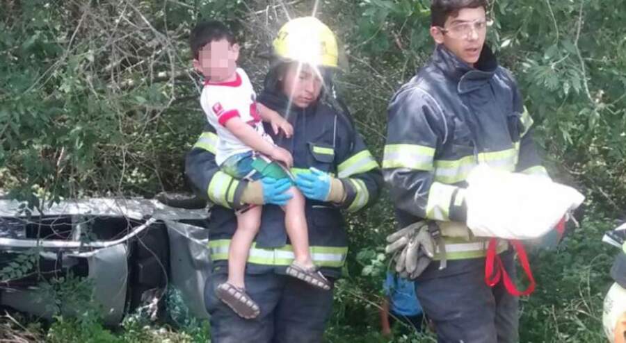 bomberos santa rosa nene - Tras un vuelco, la imagen más tierna: bomberos jugando con un niño