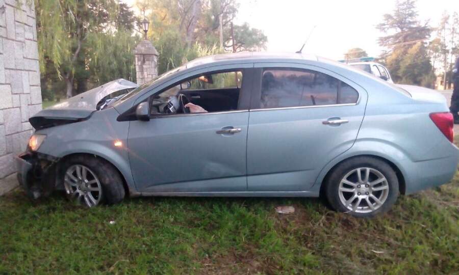 choque valle alegre desde el alto - Escapó, atropelló a un policía, chocó contra dos autos y terminó en una columna