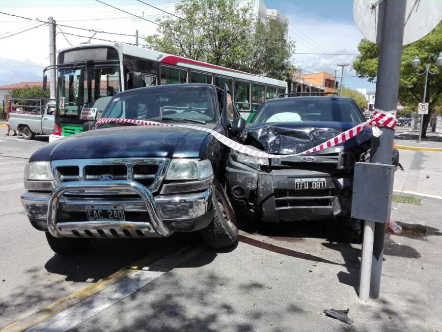 libertador y cuyo accidente - Dos camionetas colisionaron en Libertador y Cuyo