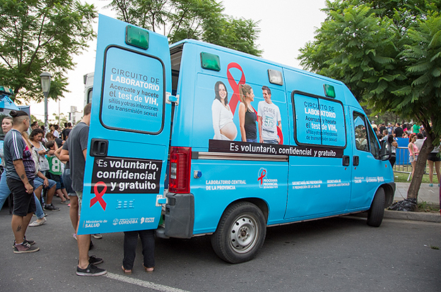Test VIH Fiesta de bienvenida Estudiantes ambulancia GCBA - Más de 300 personas se hicieron el test de VIH y sífilis en el Parque Las Tejas