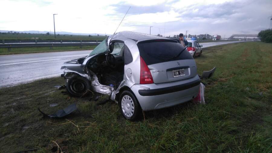 Un hombre quedó atrapado en su vehículo tras protagonizar un accidente accidente C3 - Un hombre quedó atrapado en su vehículo tras protagonizar un accidente