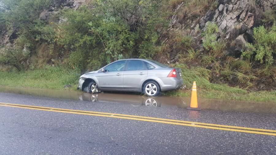 accidente ford focus colectora - Un conductor perdió el control de su vehículo en Colectora Sur