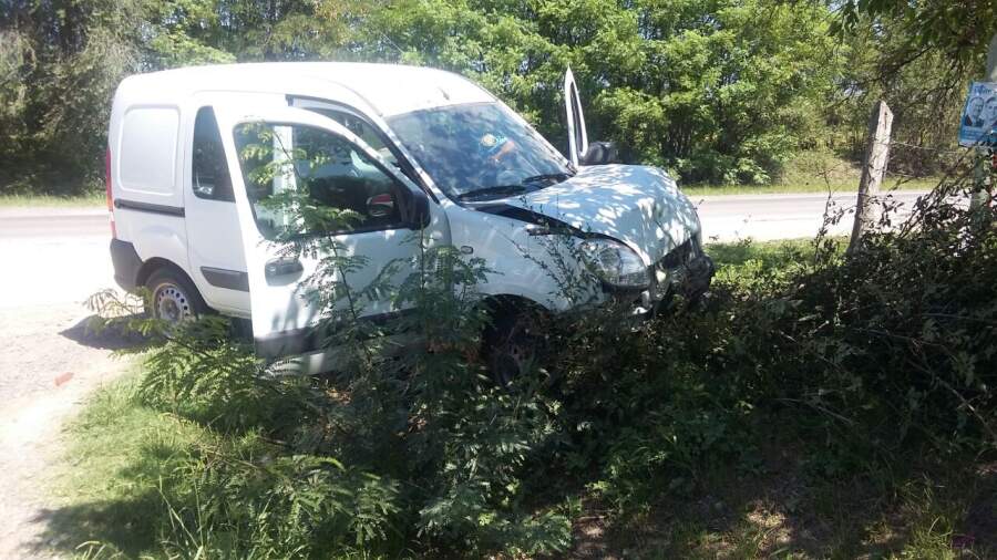 Chocó, huyó y volvió a colisionar accidente kangoo - Chocó, huyó y volvió a colisionar