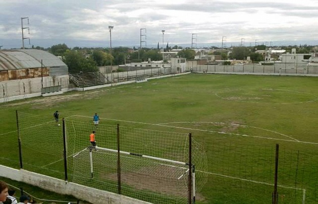 Amenazó al DT con un arma al exigirle por jugadores del club cancha escuela de futbol roca - Amenazó al DT con un arma al exigirle por jugadores del club