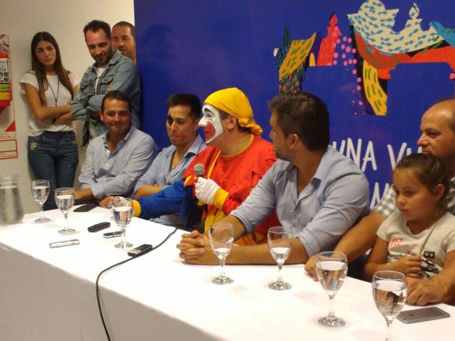 piñon caligaris conferencia - Espectacular show de circo con Piñón y Caligaris