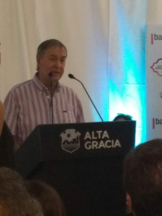 schiaretti cerca - El gobierno provincial entregó 2 millones a la Comisión de Colectividades