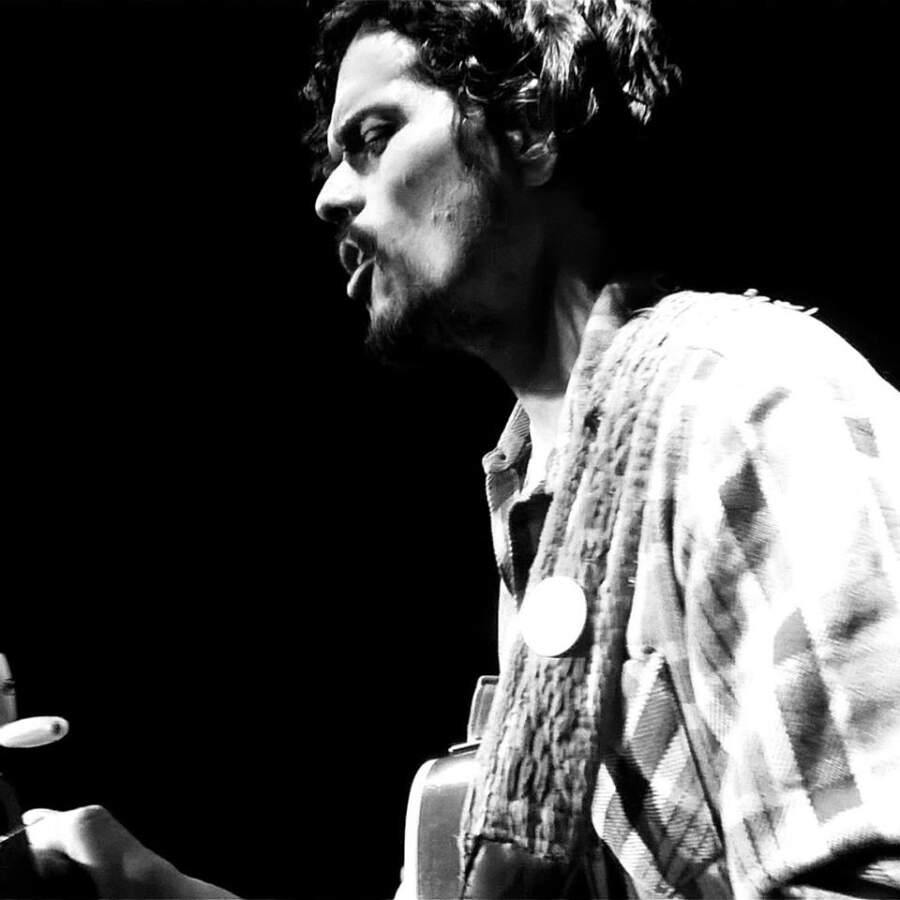 EZE LOPEZ - Eze López presenta la primera parte de su trabajo solista "Semillas de barrio"