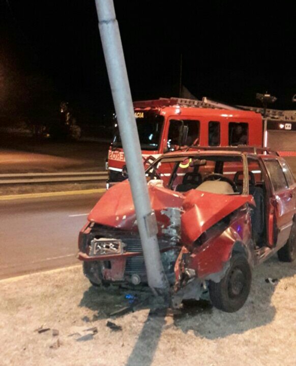 Un vehículo impactó contra un alumbrado en Rotonda Fangio accidente duna - Un vehículo impactó contra un alumbrado en Rotonda Fangio