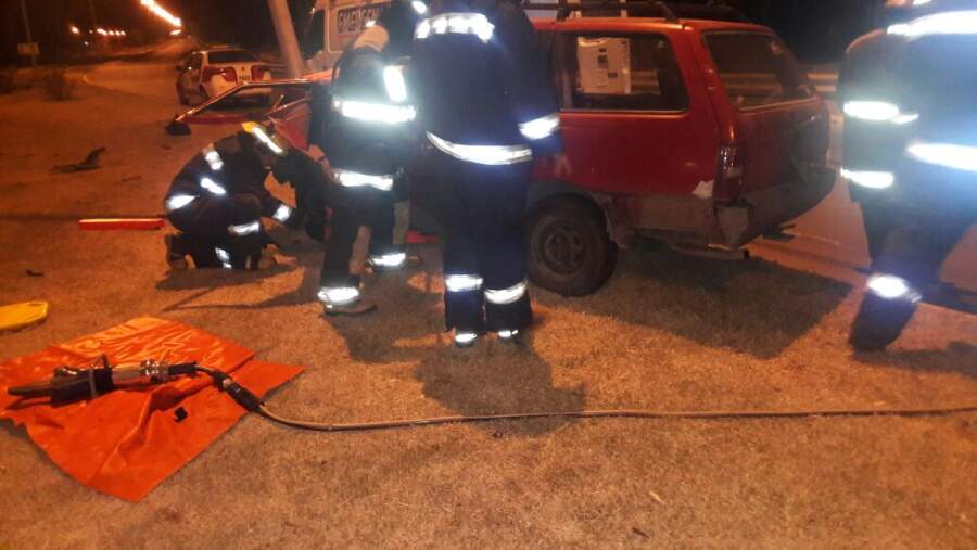 Un vehículo impactó contra un alumbrado en Rotonda Fangio accidente fangio bomberos - Un vehículo impactó contra un alumbrado en Rotonda Fangio