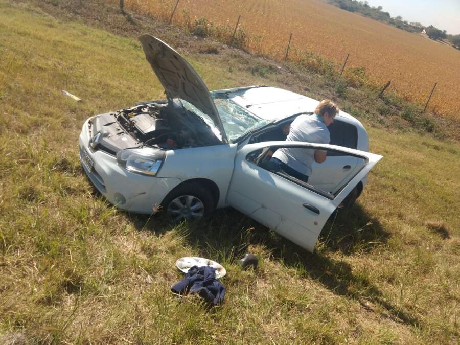 Una joven resultó sólo con escoriaciones tras tumbar su vehículo accidente ruta 36 clio - Una joven resultó sólo con escoriaciones tras tumbar su vehículo