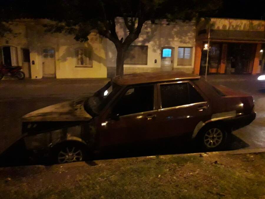 Se quemó un vehículo en Plaza Mitre auto quemado plaza mitre - Se quemó un vehículo en Plaza Mitre