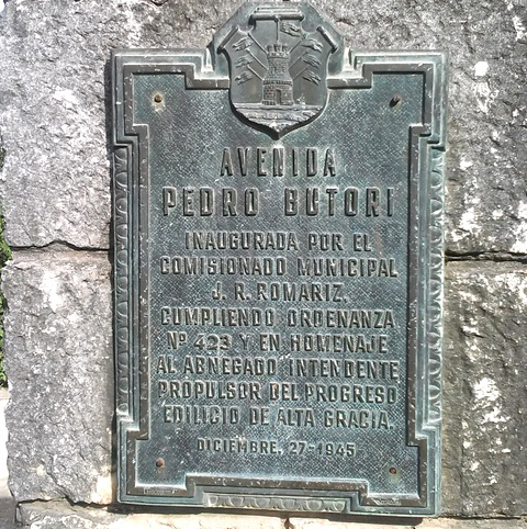 avenida butori by agnoticias - Nueva señalética: el día que a Bútori le pusieron sotana