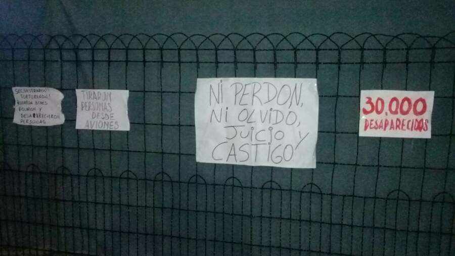 carteles hostalñ hispania - Vecinos repudiaron la reivindicación a Videla por parte de un restaurante