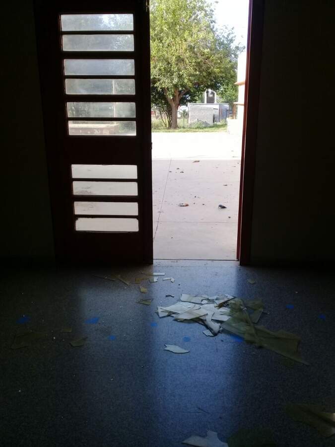 daños escuela barrientos puerta - Vandalismo y daños en la primaria Julio Barrientos y en el jardín Rector Avanzi