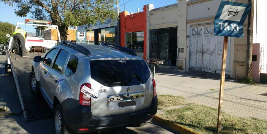 operativo transito 2 - La municipalidad removió cinco vehículos mal estacionados