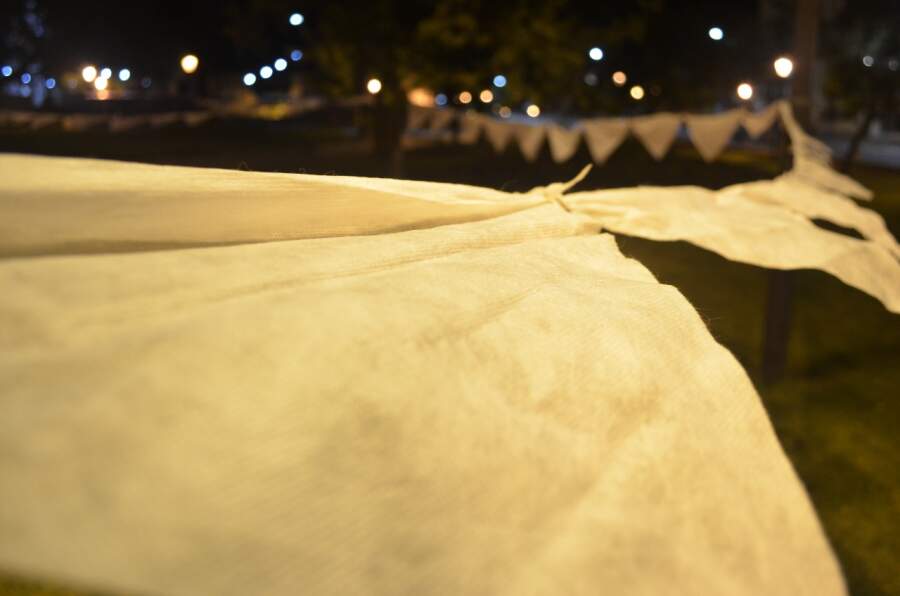 pañuelos emi - A un año de la muerte de Emi D´Ambra, la plaza se llenó de pañuelos blancos