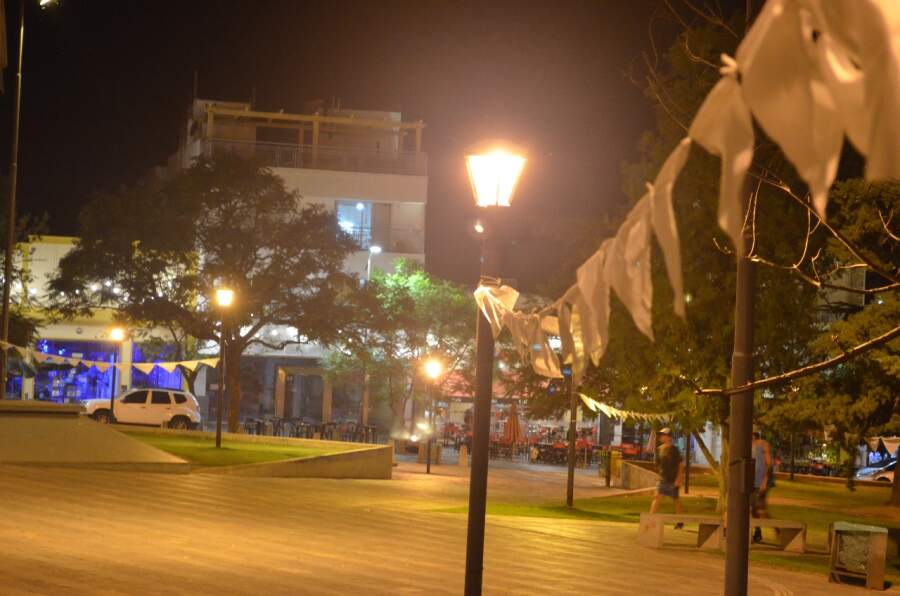 pañuelos emi plaza - A un año de la muerte de Emi D´Ambra, la plaza se llenó de pañuelos blancos