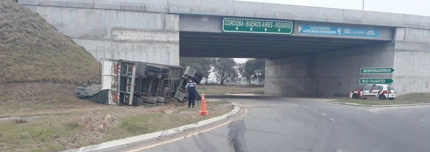 Media calzada cortada en Ruta 36 accidente acoplado E - Media calzada cortada en Ruta 36