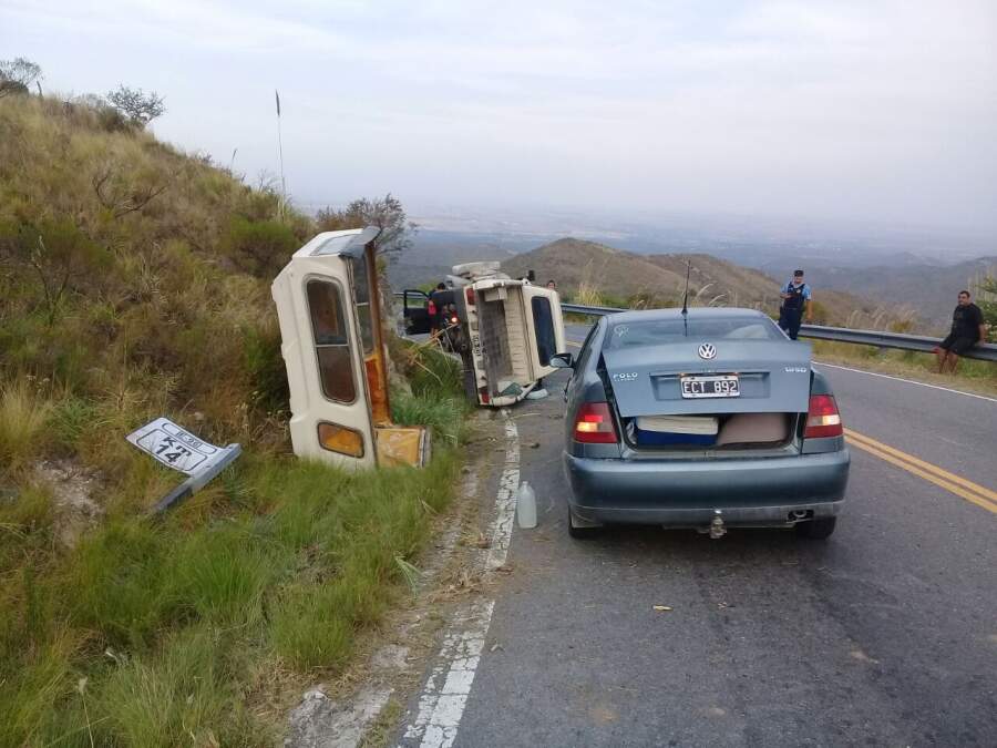 accidente ruta e 96 - Colisionó con la sierra y quedó de costado