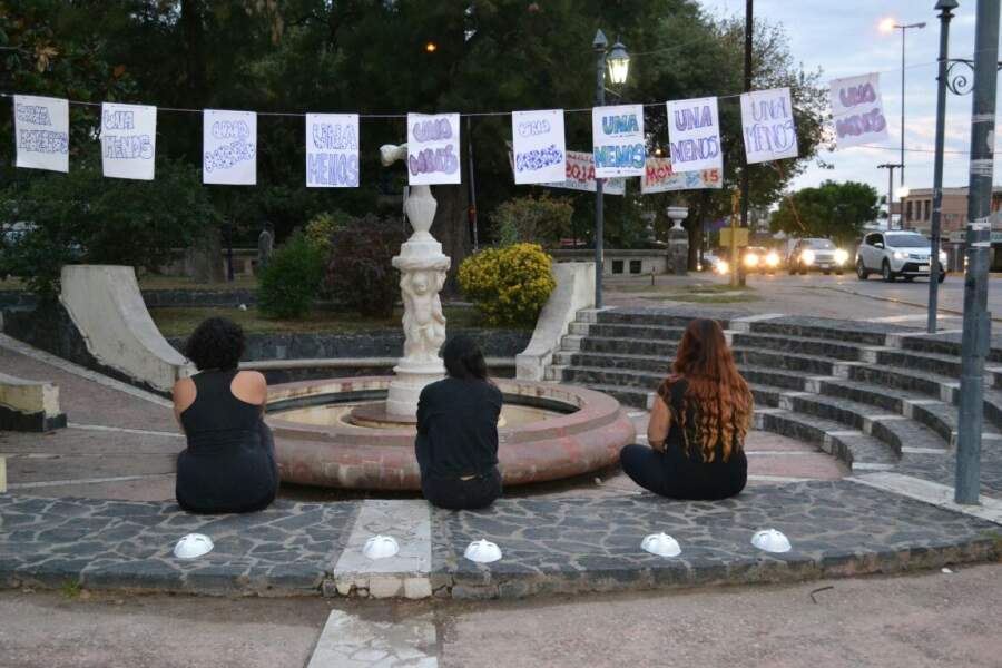 intervencion mumala sentadas - Mumala Alta Gracia realizó una intervención en la Plaza de los Poetas