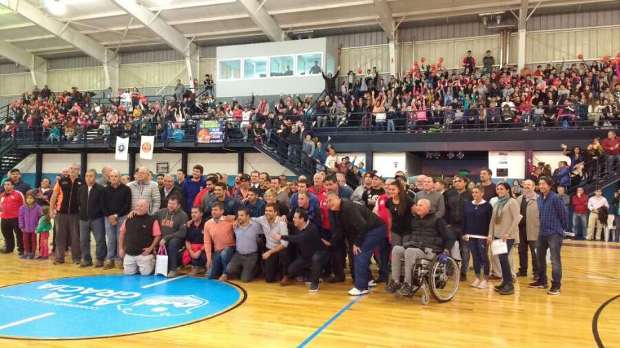 Se realizaron importantes anuncios y se inauguró el piso flotante del Polideportivo piso gente polideportivo - Se realizaron importantes anuncios y se inauguró el piso flotante del Polideportivo