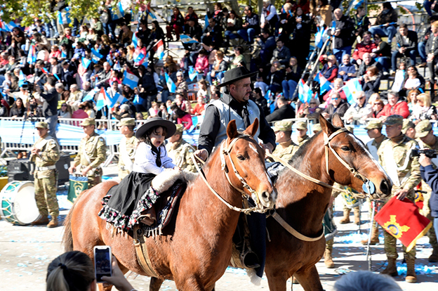Una multitud acompañó el acto del 25 de mayo en Villa Carlos Paz Desfile Carlos Paz gaucho - Una multitud acompañó el acto del 25 de mayo en Villa Carlos Paz