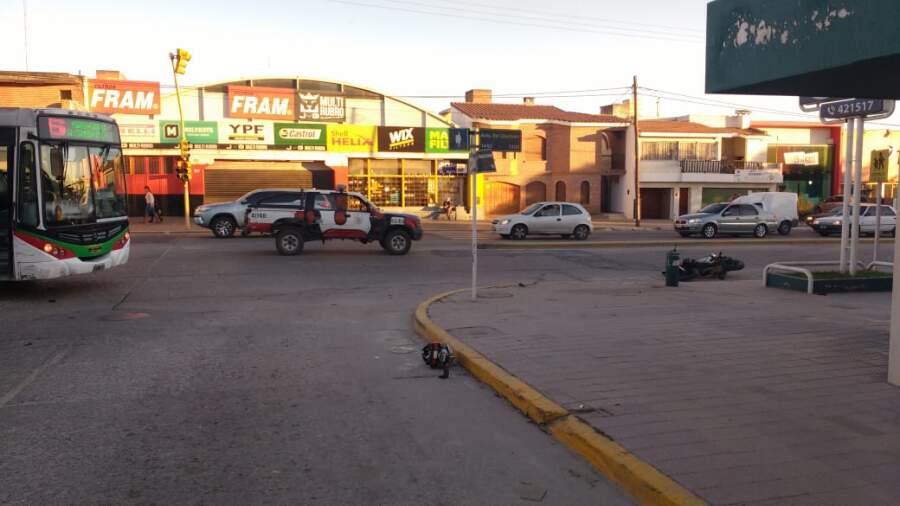 accidente libertador 1 - Un hombre perdió el conocimiento luego de colisionar contra un colectivo