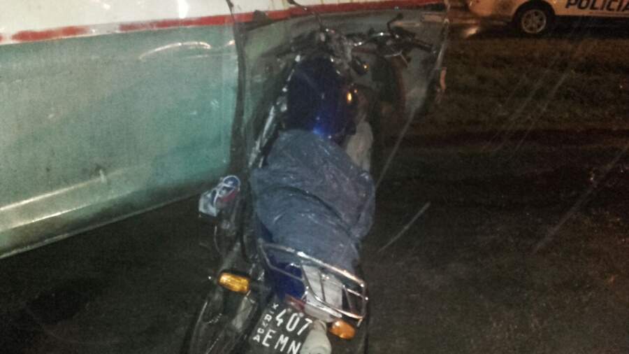 Motociclista fracturado tras colisión en Camino a La Bolsa accidente moto camion - Motociclista fracturado tras colisión en Camino a La Bolsa